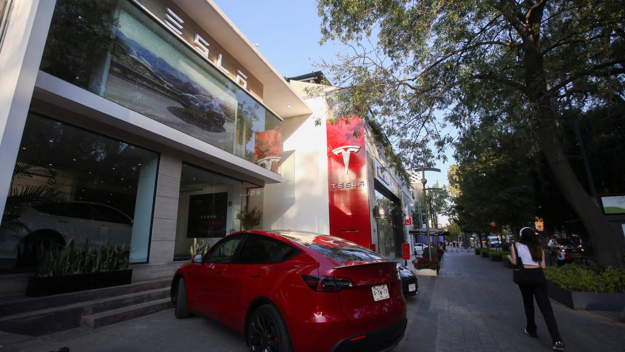 Un coche Tesla en México