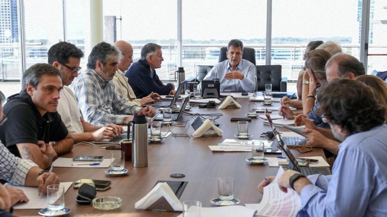 Sergio Massa ministro de economía en reunión, foto Telam