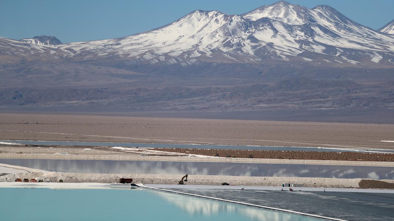 Vista de piscinas de evaporación en el salar de Atacama, Chile. Agosto, 2018. REUTERS/Ivan Alvarado