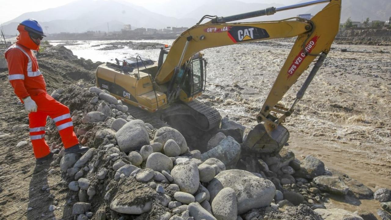 Maquinaria pesada realizando trabajos de prevención antes de las intensas lluvias. 