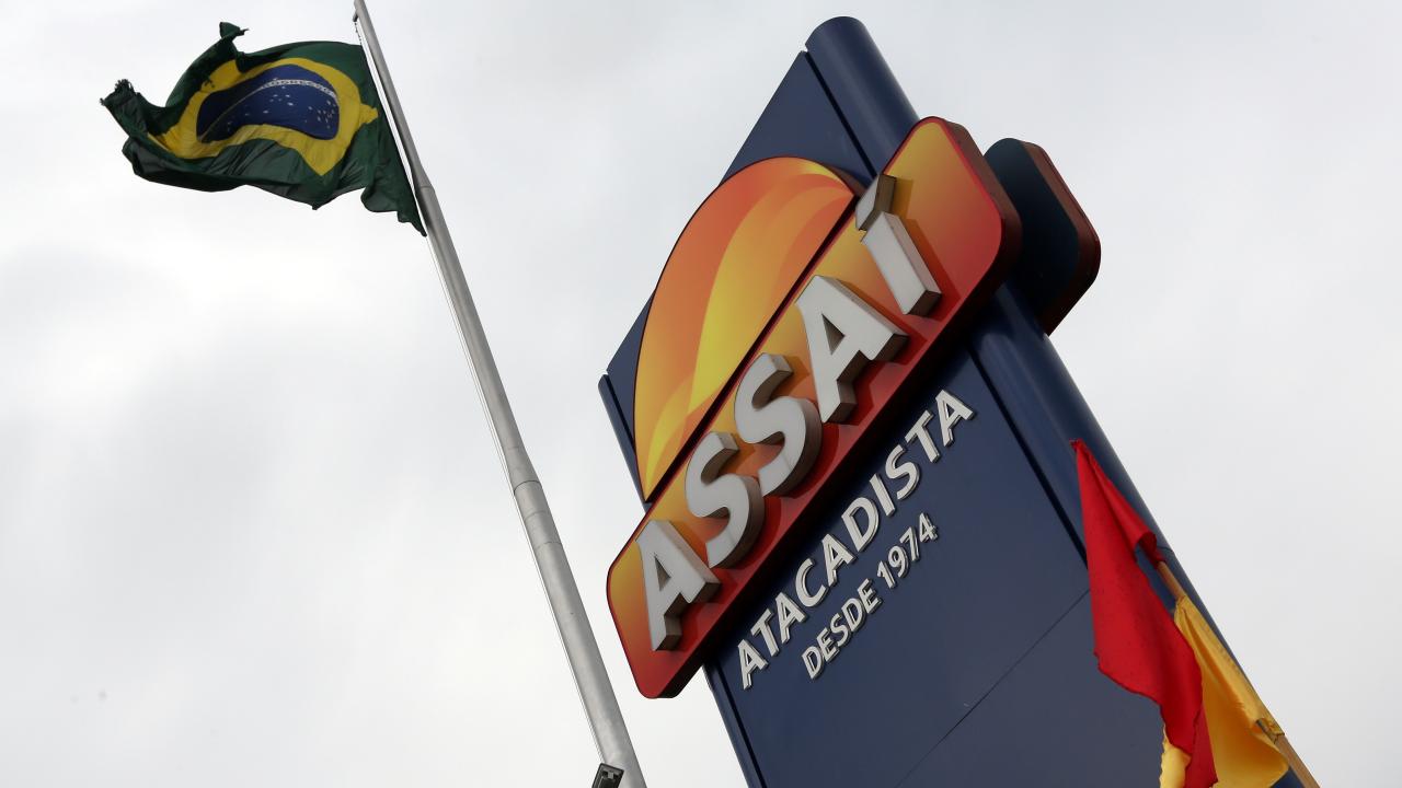 Logo de Assai junto a una bandera de Brasil
