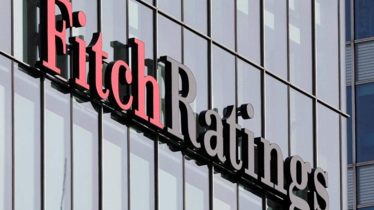 El logo de Fitch Ratings es visto en sus oficinas de Canary Wharf, el distrito financiero de Londres, Reino Unido.