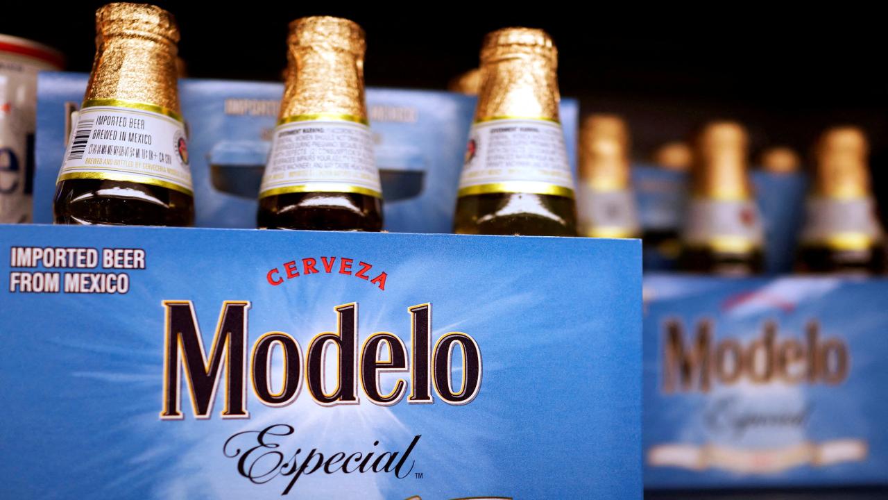 Botellas de la cerveza Modelo, una marca de Constellation Brands Inc., en un supermercado en Los Ángeles, California. 