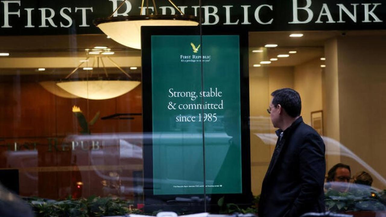  una persona pasando frente a una sucursal del First Republic Bank en Nueva York, EEUU.