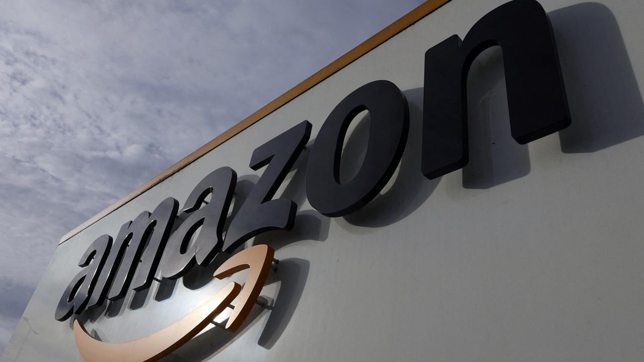 El logotipo de Amazon se ve en el centro logístico de la compañía en Lauwin-Planque, norte de Francia.