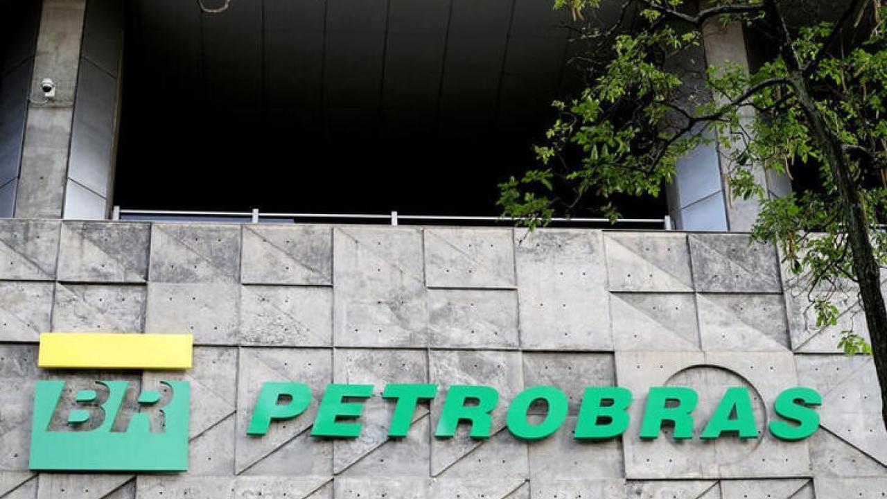 Imagen de archivo del logo de la petrolera estatal brasileña Petrobras en su sede de Río de Janeiro, Brasil.