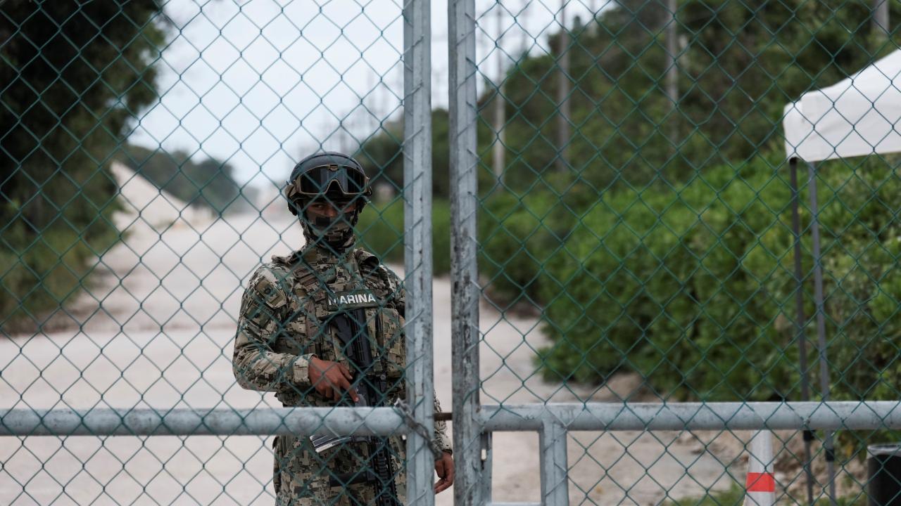 Un miembro de la Armada de México hace guardia dentro de Sac-tun, la subsidiaria de Vulcan Materials Co.