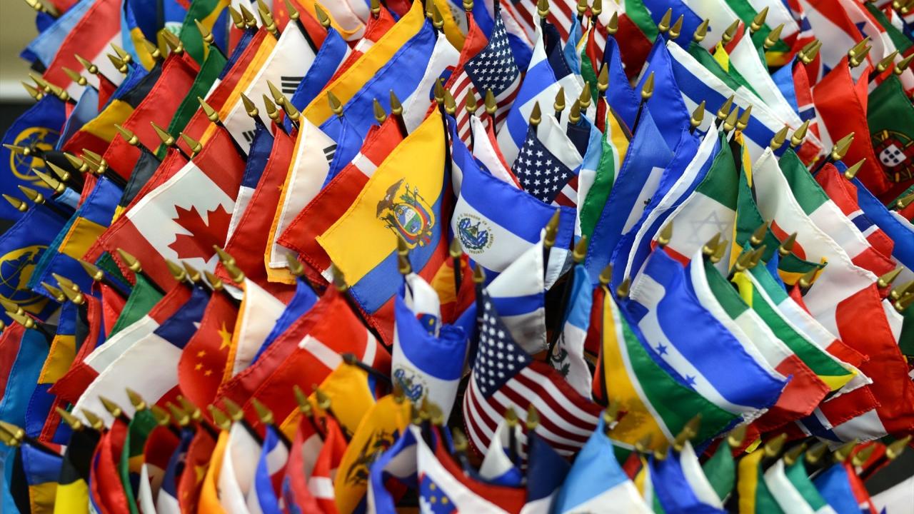 Banderas de distintos países de América Latina.