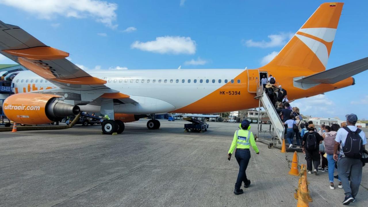 Pasajeros subiendo a avión