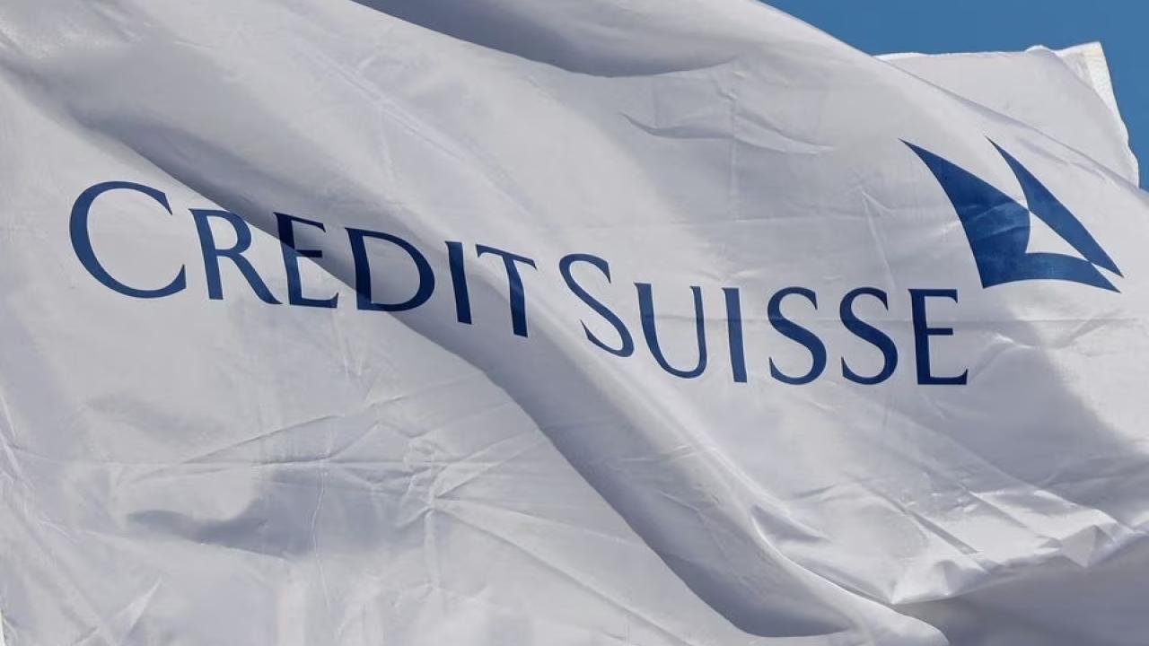 Bandera con logo dle Credit Suisse