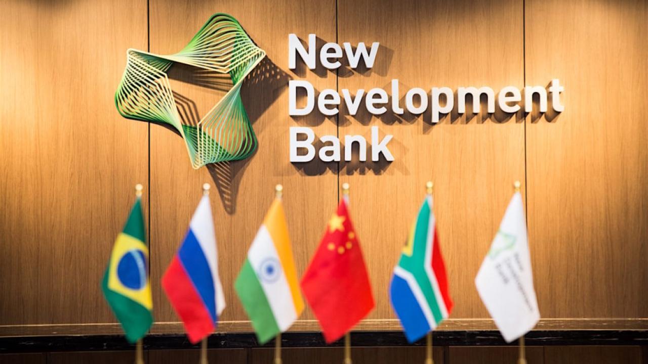 Logo de banco y banderas de países BRIC