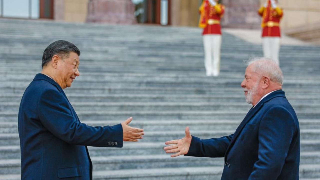 Lula y Xi Jinping saludando