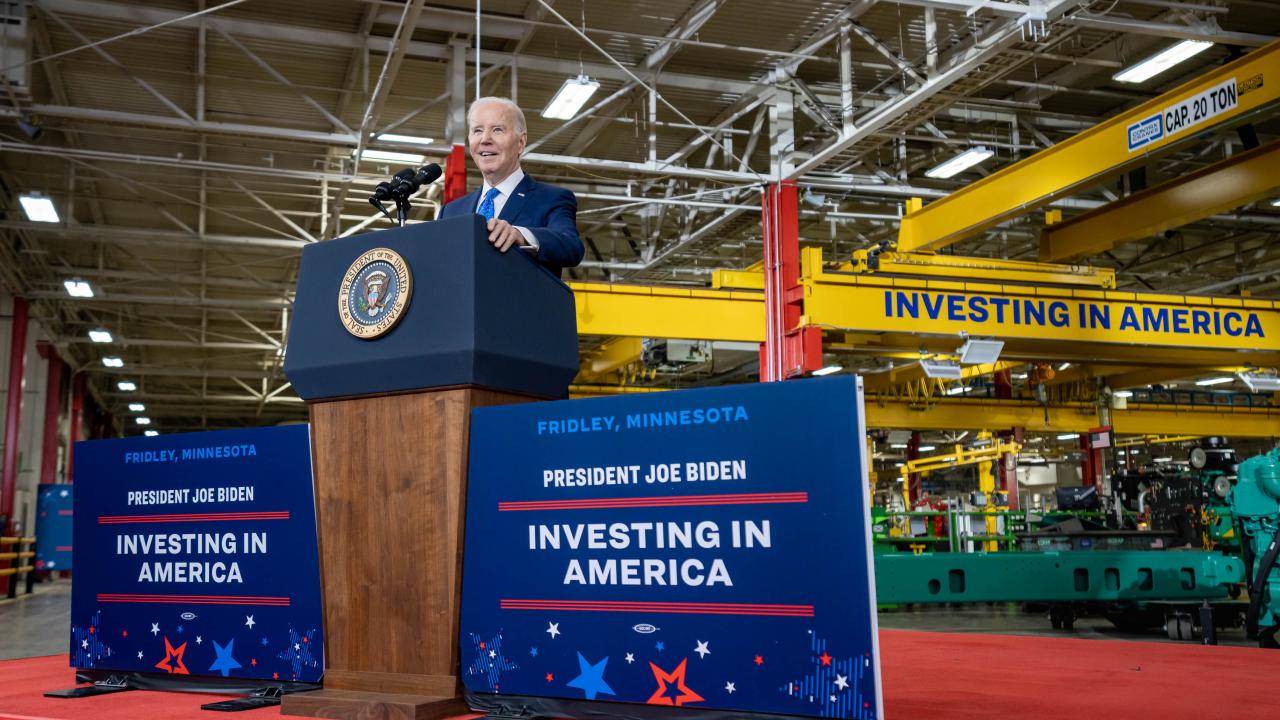 Joe Biden en una fábrica