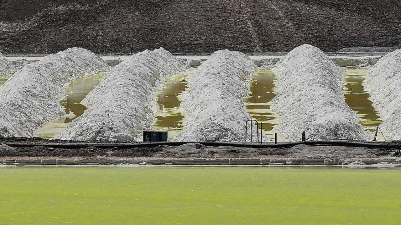 Faena de litio en Chile foto XInhua