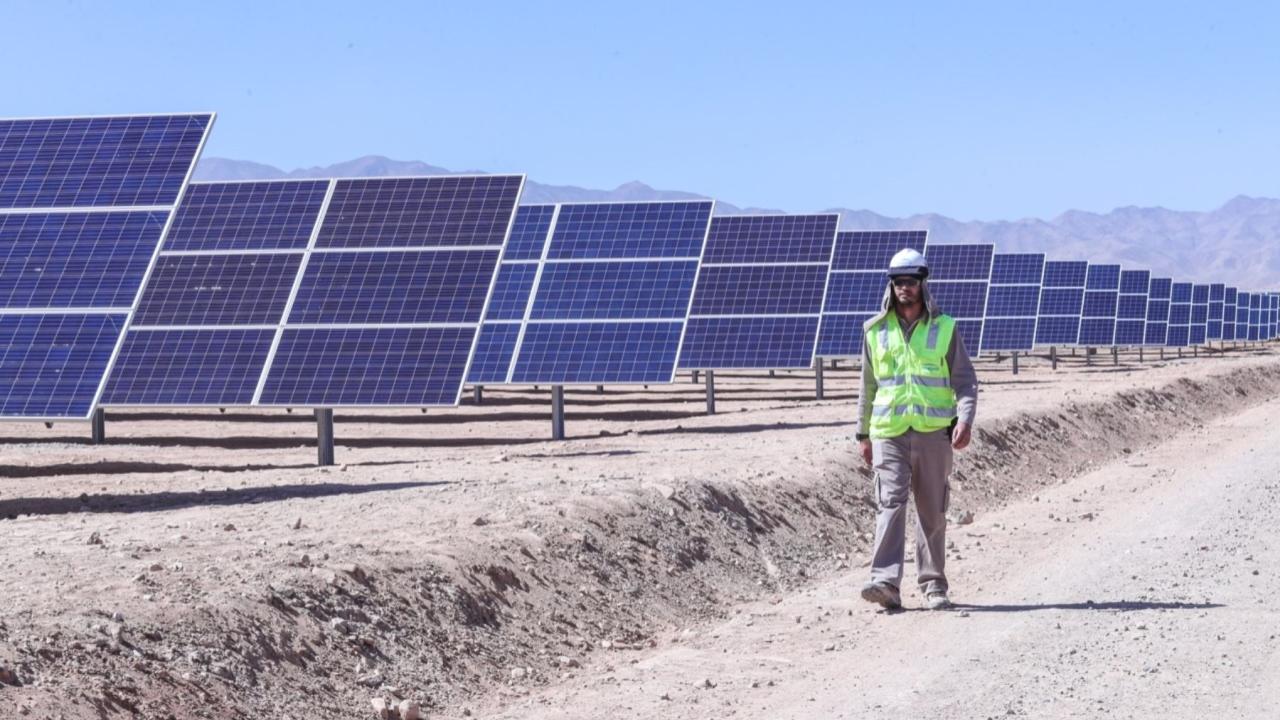 Planta fotovoltaica en Perú foto decida a Agencia Andina