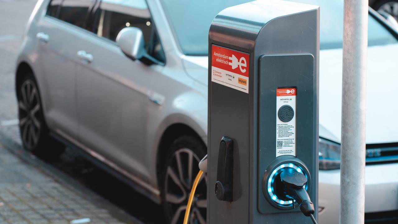 Auto eléctrico en estación de carga