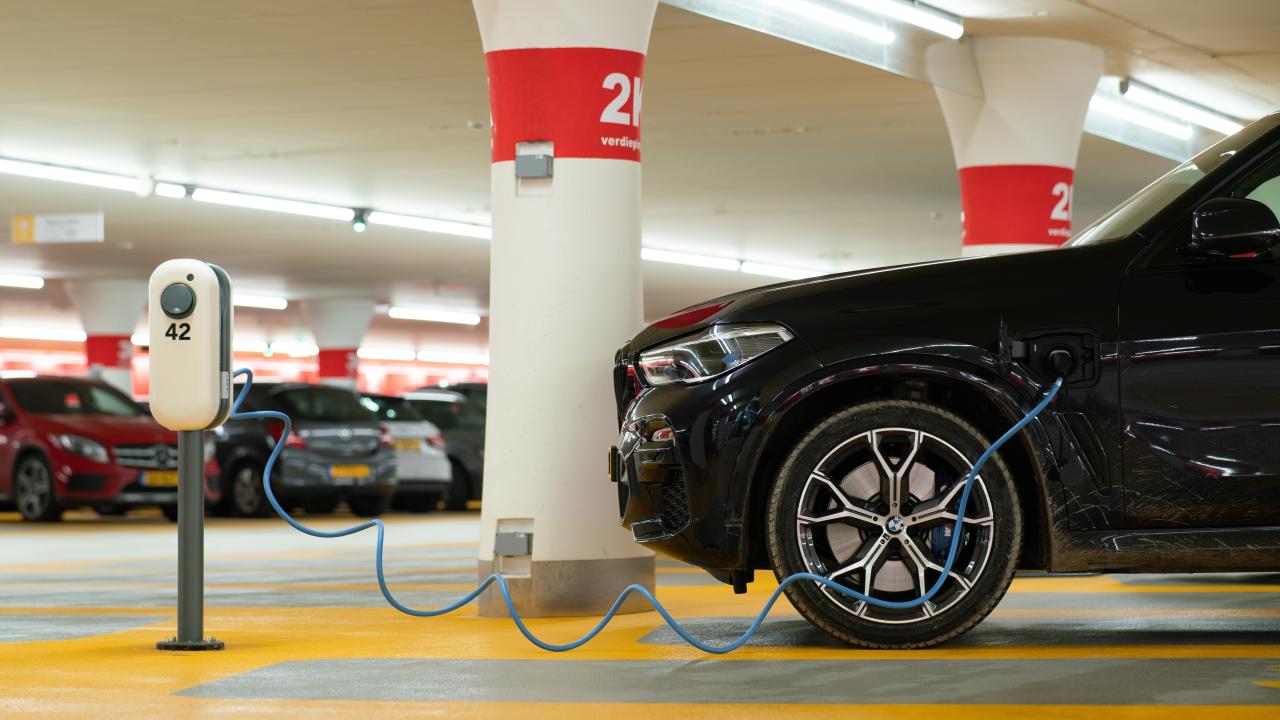 Auto eléctrico en estación de carga