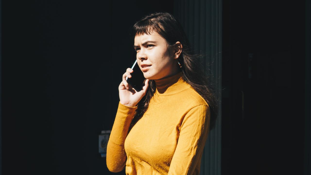 mujer hablando por teléfono