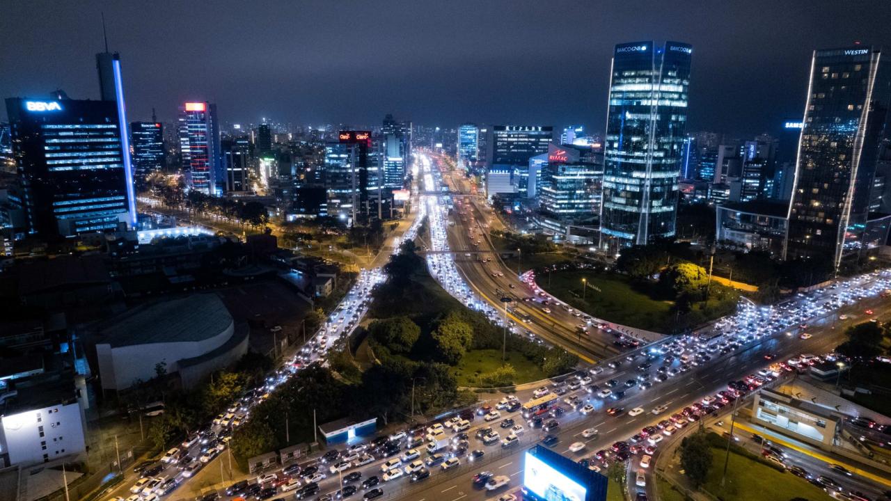 Vista panorámica de noche de centro financiero en Lima