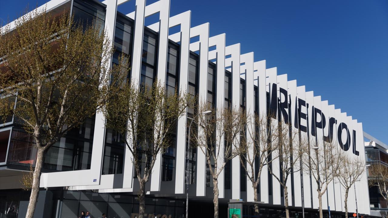 Fachada de la sede de Repsol, a 27 de marzo de 2023, en Madrid (España)