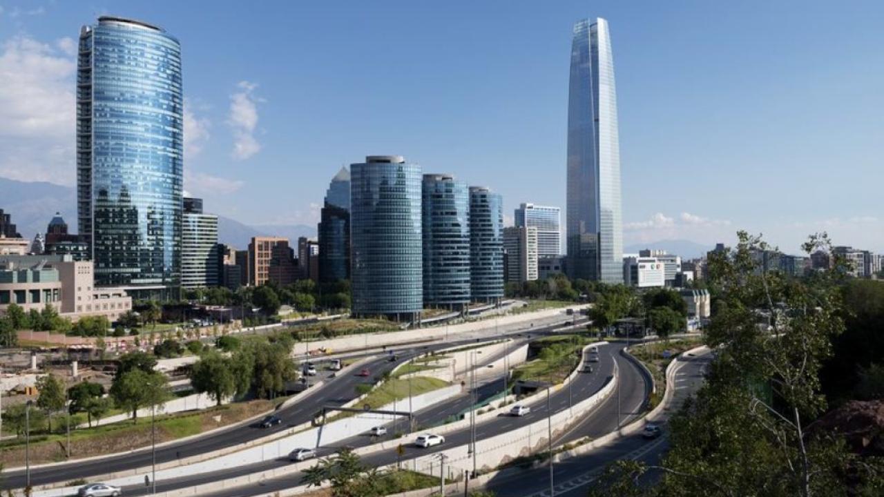 Vista de rascacielos de Santiago, foto InvestChile
