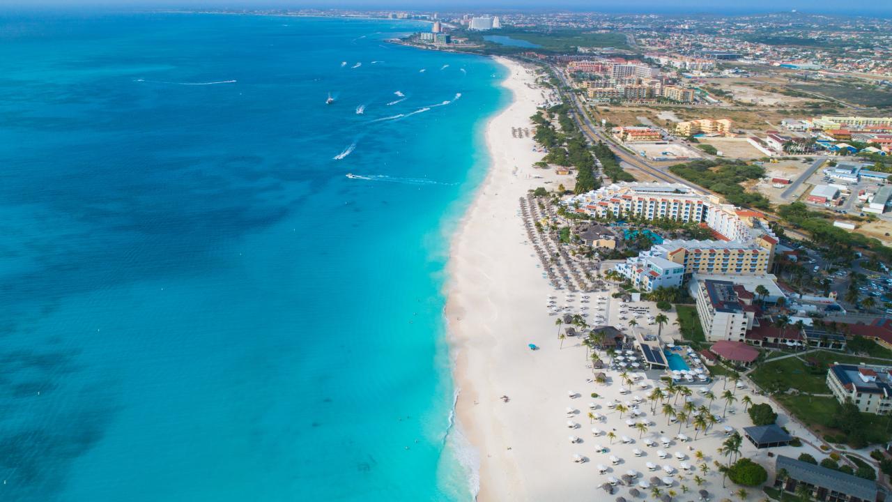 la isla de Ariba desde el aire, foto autoridad de turismo de Aruba