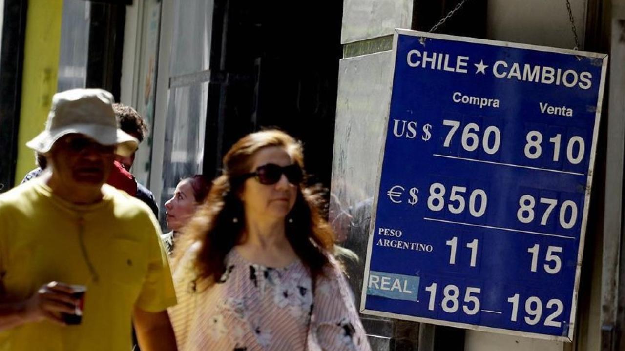 Venta de dólares en Chile foto Xinhua referencial