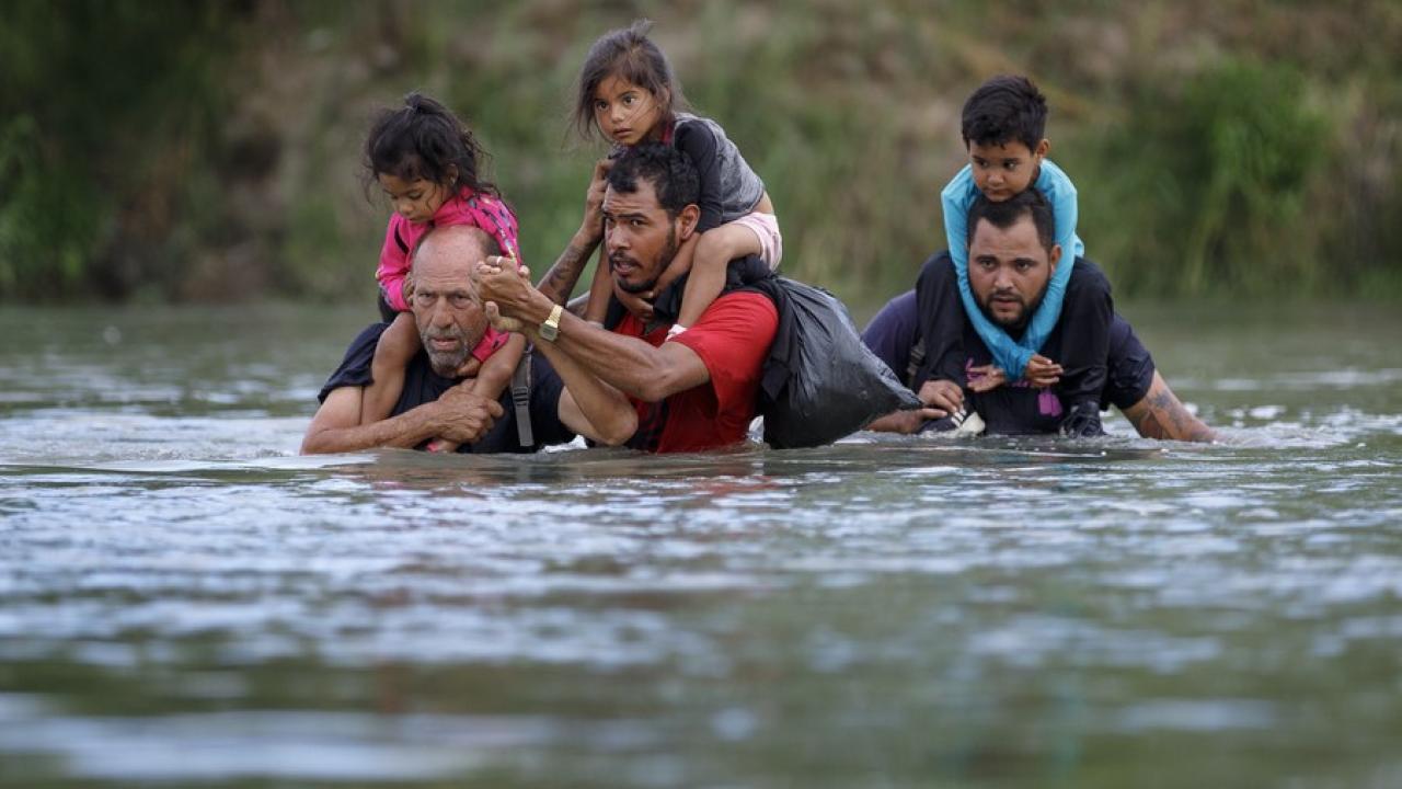Migrantes cruzan el Rio Bravo, foto Xinhua