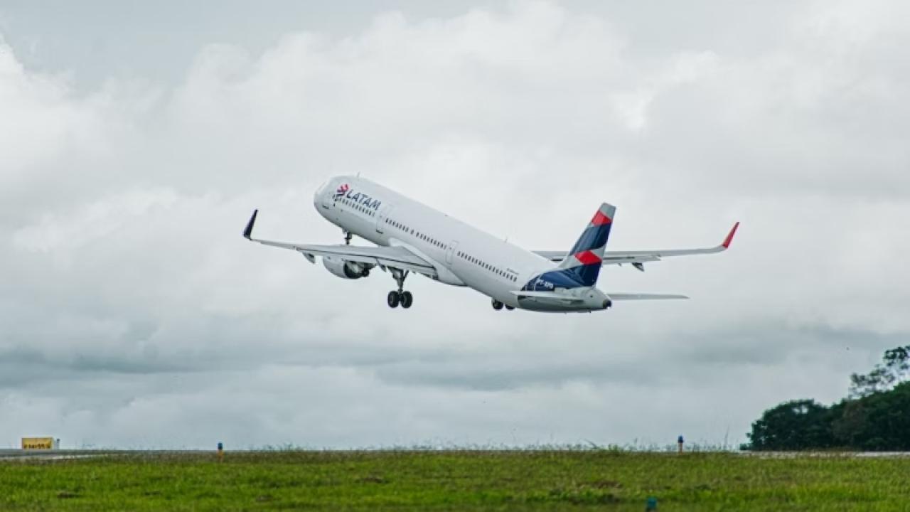 El conflicto involucra la llamada “Nueva Capacidad de Distribución” (NDC por sus siglas en inglés), que comenzó a operar el 1° de mayo, y que fue concebido por la Asociación Internacional de Transporte Aéreo (IATA) para una mayor eficiencia y mejor experiencia de compra.
