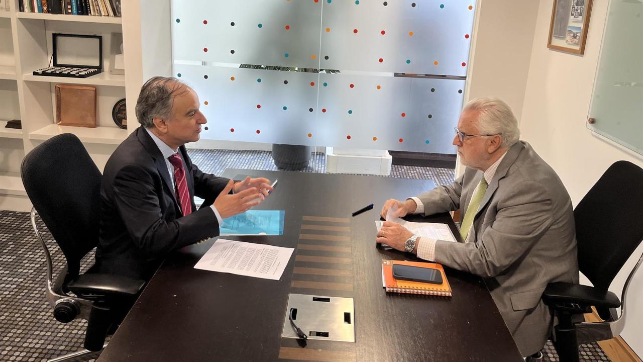 El presidente de la compañía estatal Codelco, Máximo Pacheco, y el gerente general de la empresa dedicada al litio SQM, Ricardo Ramos, se reúnen para abordar la estrategia nacional del litio.