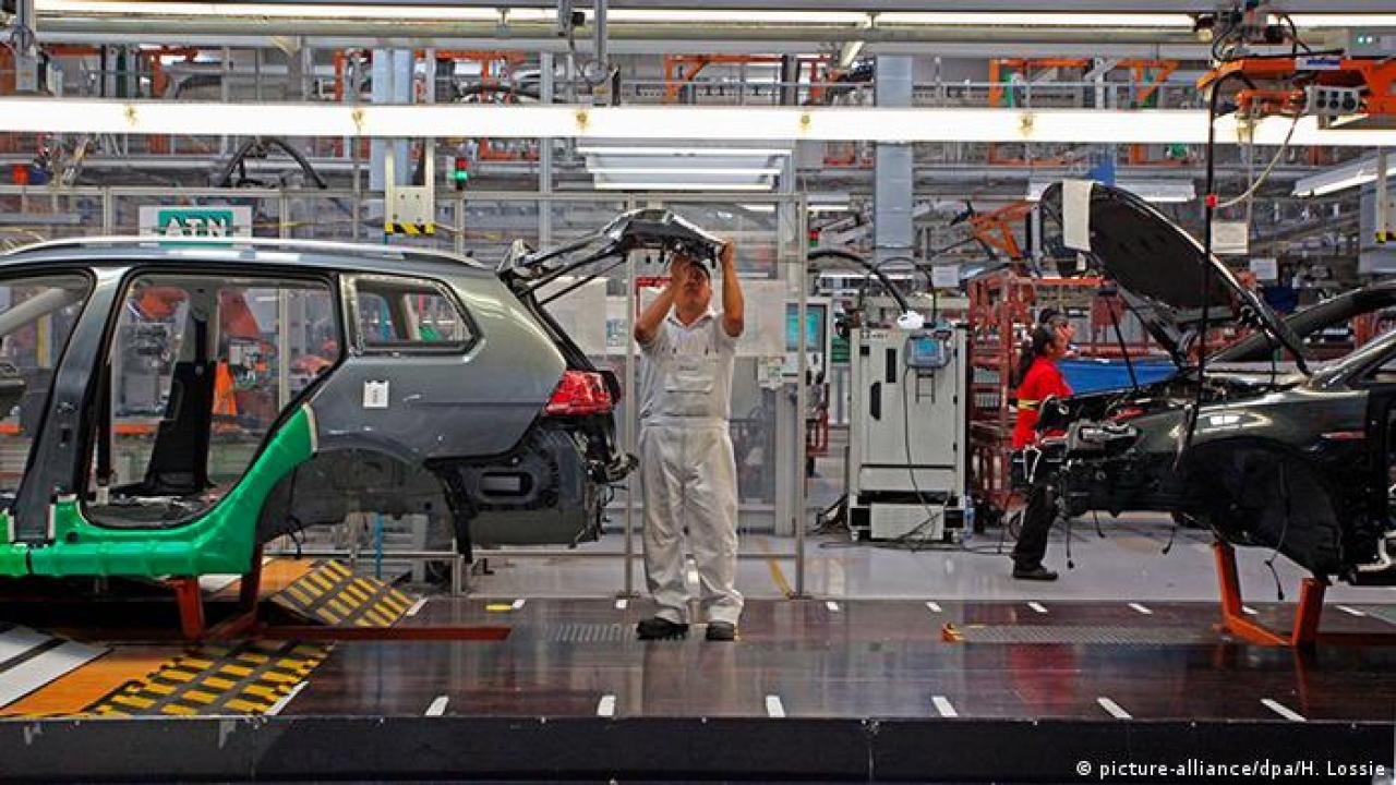 Trabajador automotriz  en Puebla, México foto DW