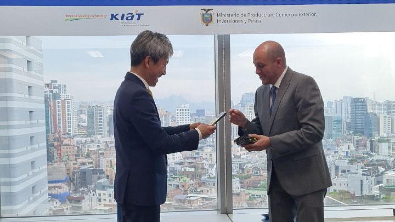 En Seúl, ministro de Ecuador y director de Cooperación Internacional de KIAT. Foto: Ministerio de Producción de Ecuador.