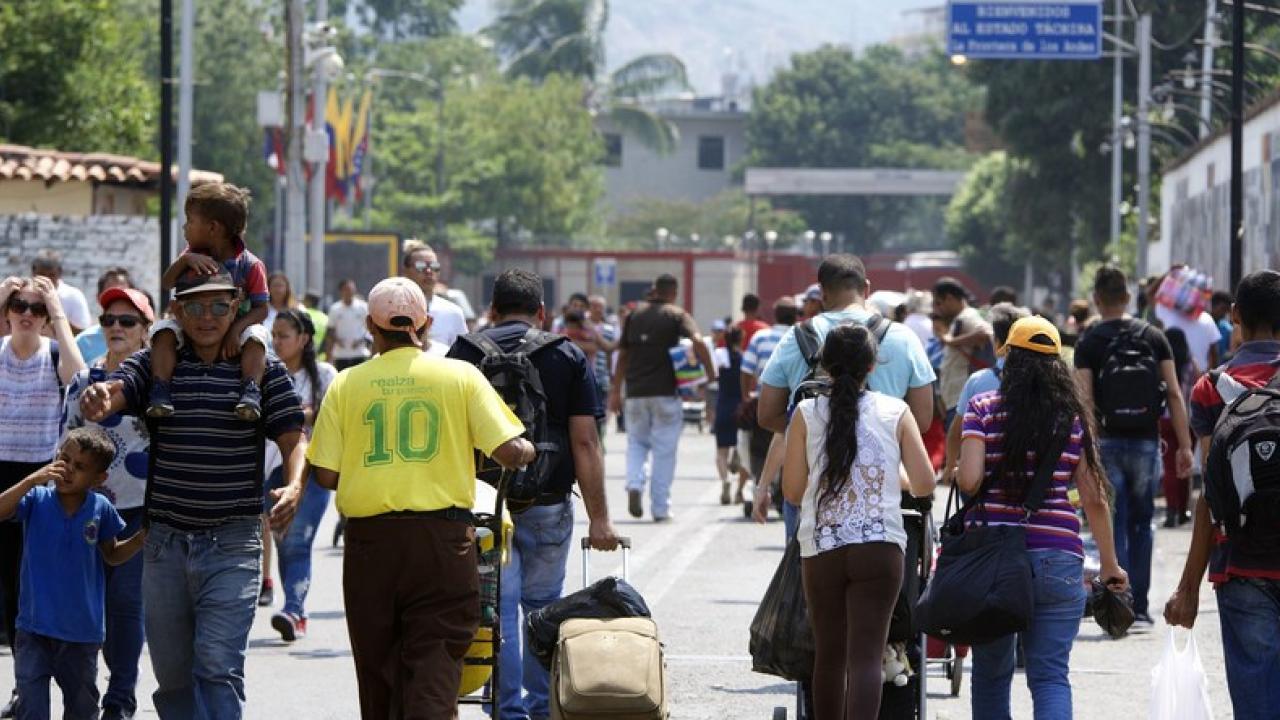 Personas caminando. Foto: Xinhua.