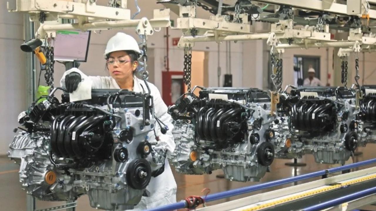 Ensamblaje de motores en México, foto El Economista
