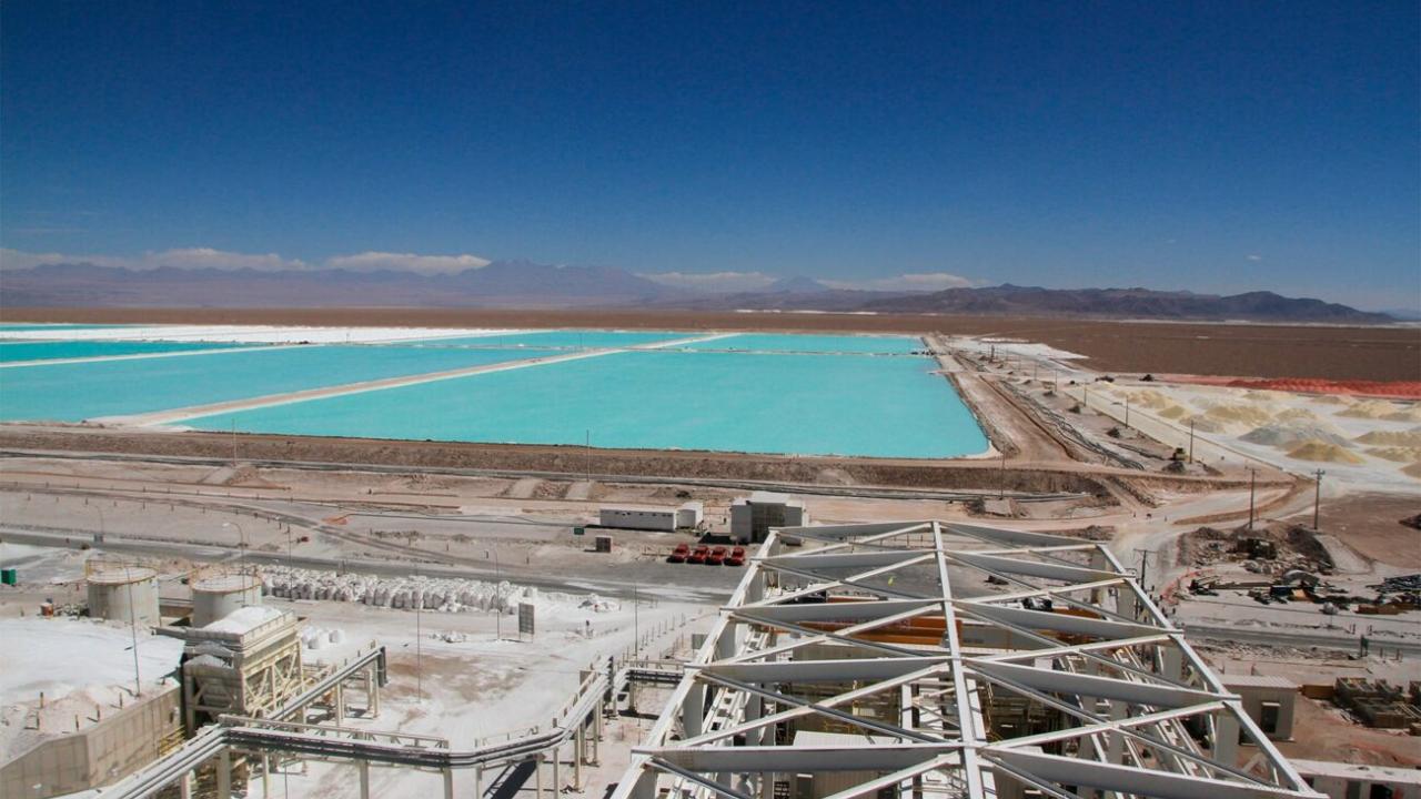 Faena de litio en Chile, foto SQM