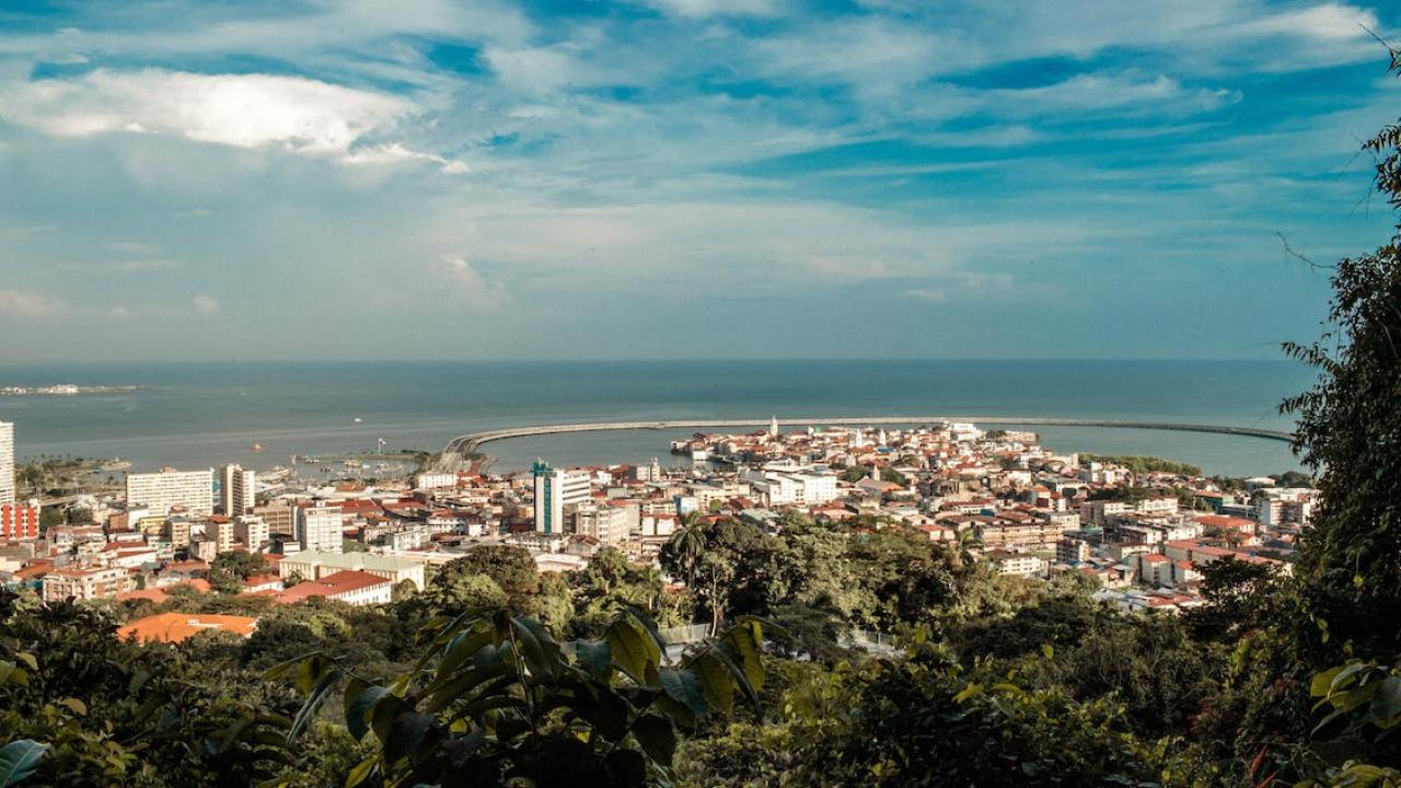 Ciudad en la costa. Foto: Pexels. 