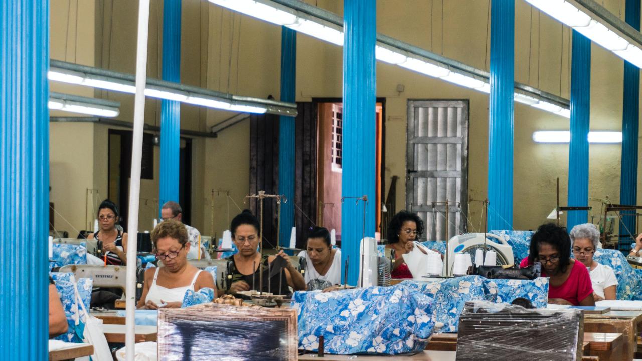 Trabajadores en fábrica. Foto: Unsplash.
