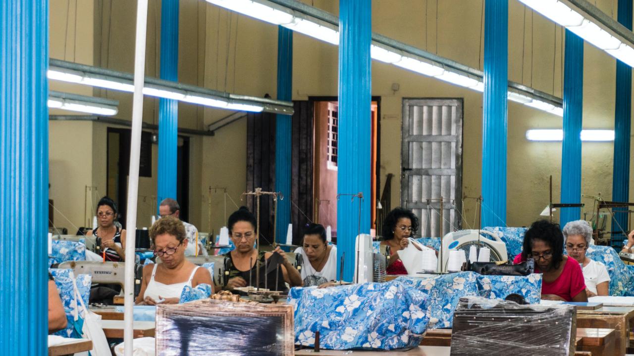 Trabajadores en fábrica. Foto: Unsplash. 