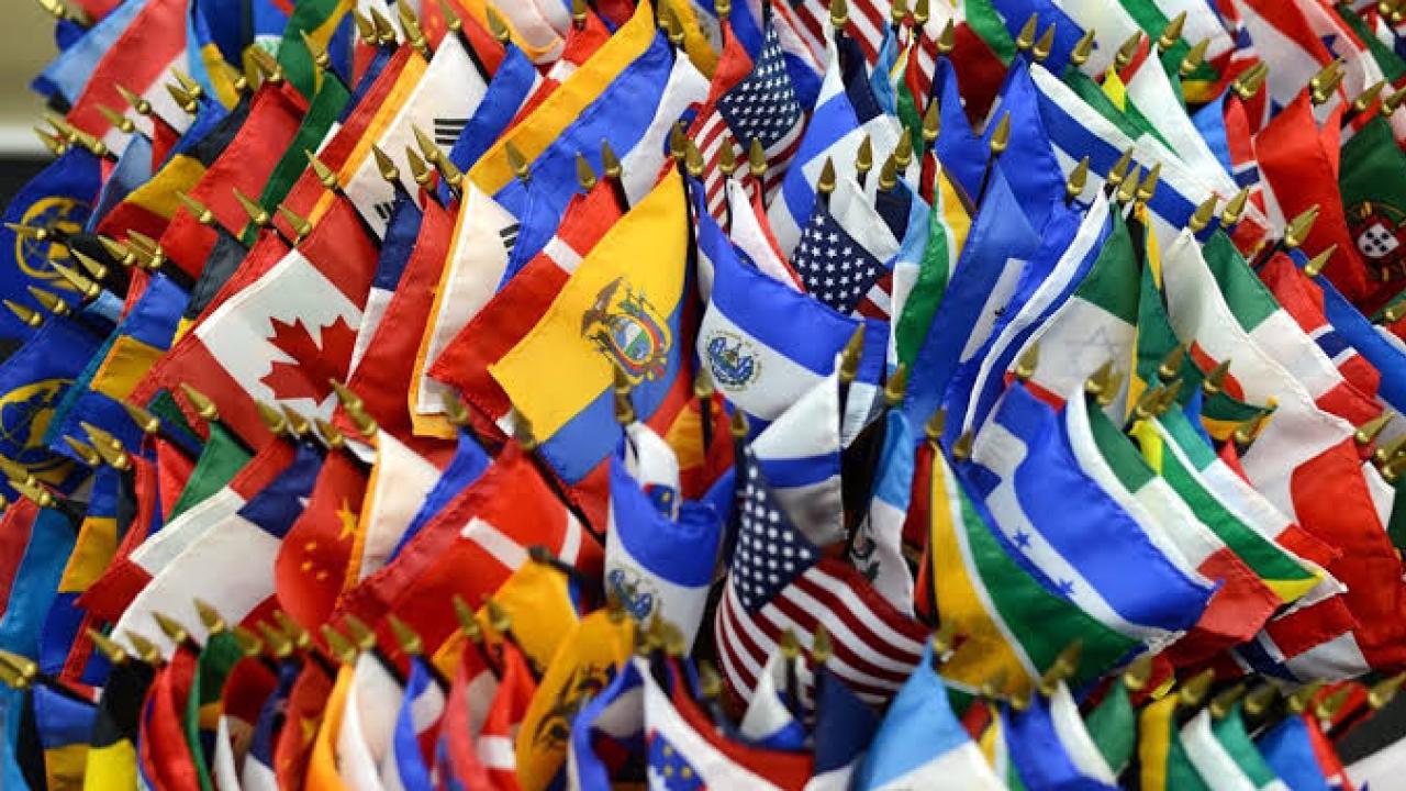 Banderas de países latinoamericanos vía Europa Press 