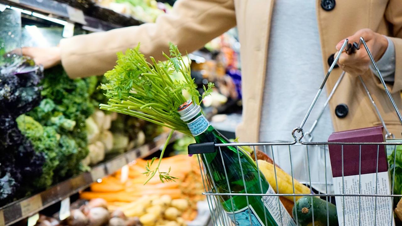 Carro de supermercado. Foto: Unsplash. 