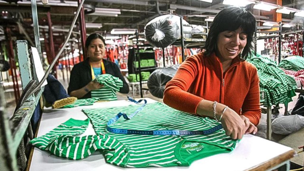 Mujeres trabajando. Foto: El Peruano.