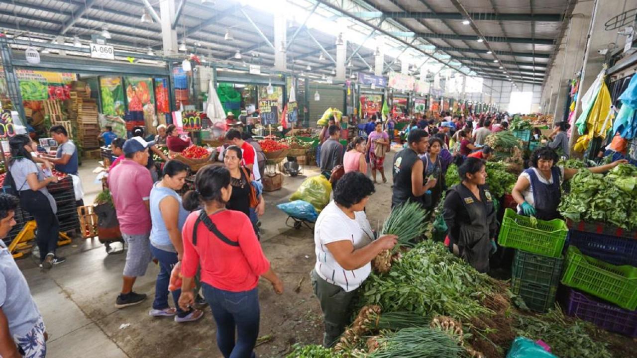 Compras en mercado. Foto: Andina.