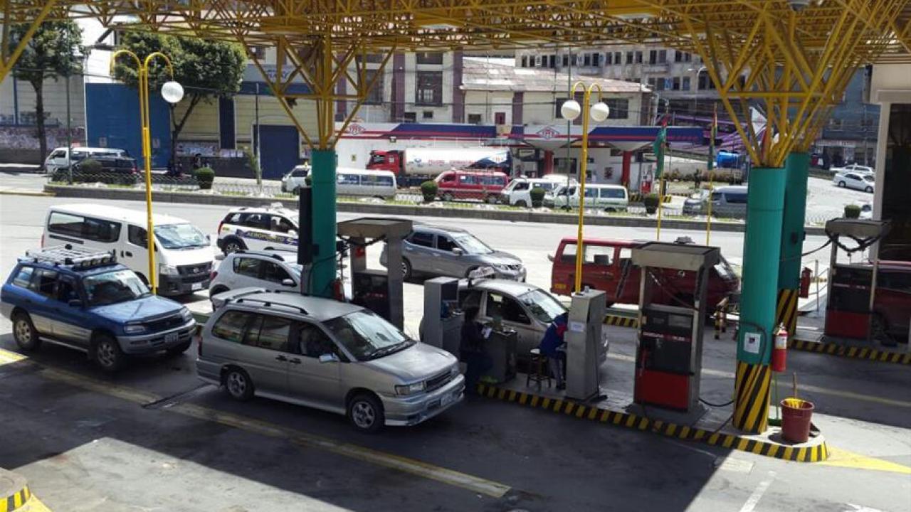 Gasolina en Bolivia. Foto: Xinhua.