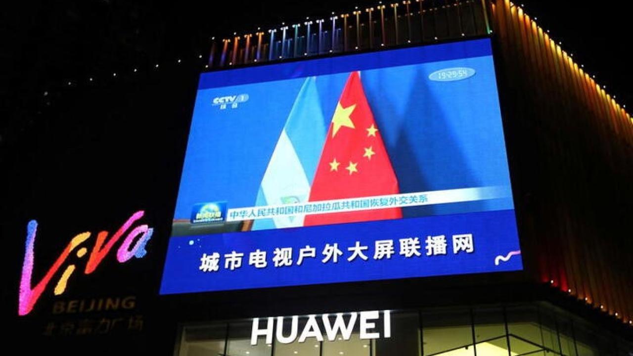 letrero Huawei