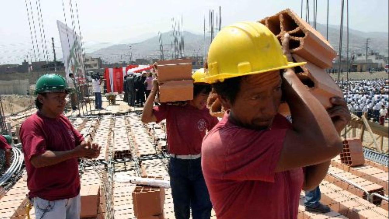 Trabajador al aire libre. Foto: Andina.