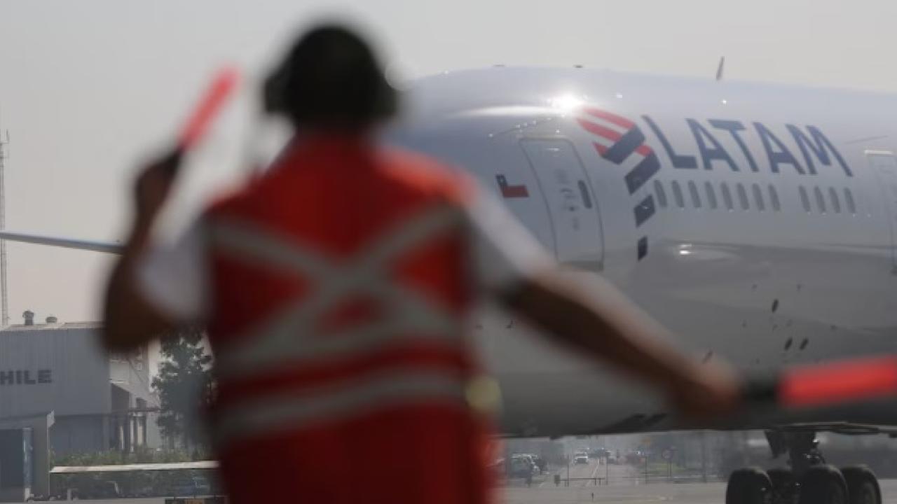 crédito foto Reuters avión de Latam en losa