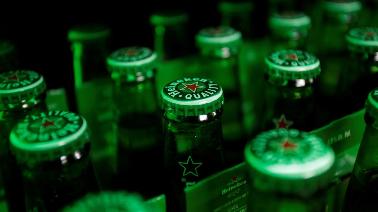 Botellas de cerveza Heineken crédito foto Reuters