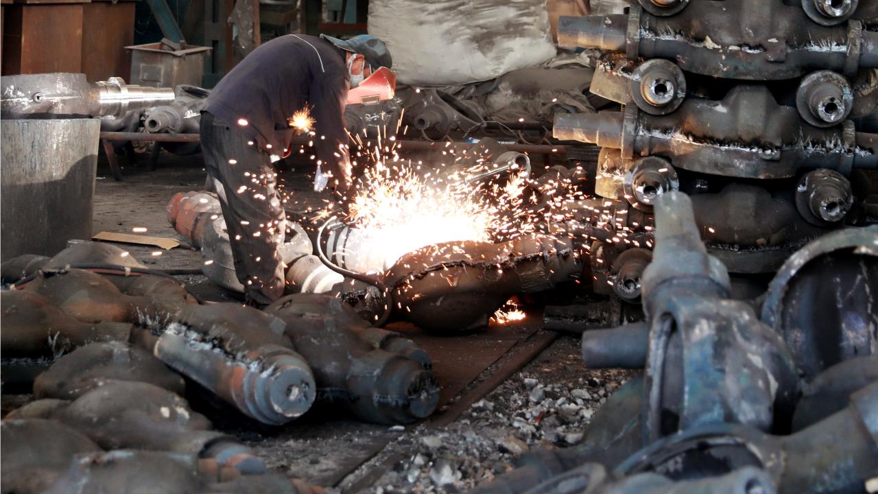 Un trabajador suelda piezas de automóviles en un taller de fabricación de accesorios para automóviles en Huaibei, provincia de Anhui, China, el 28 de junio de 2019.REUTERS/Stringer/