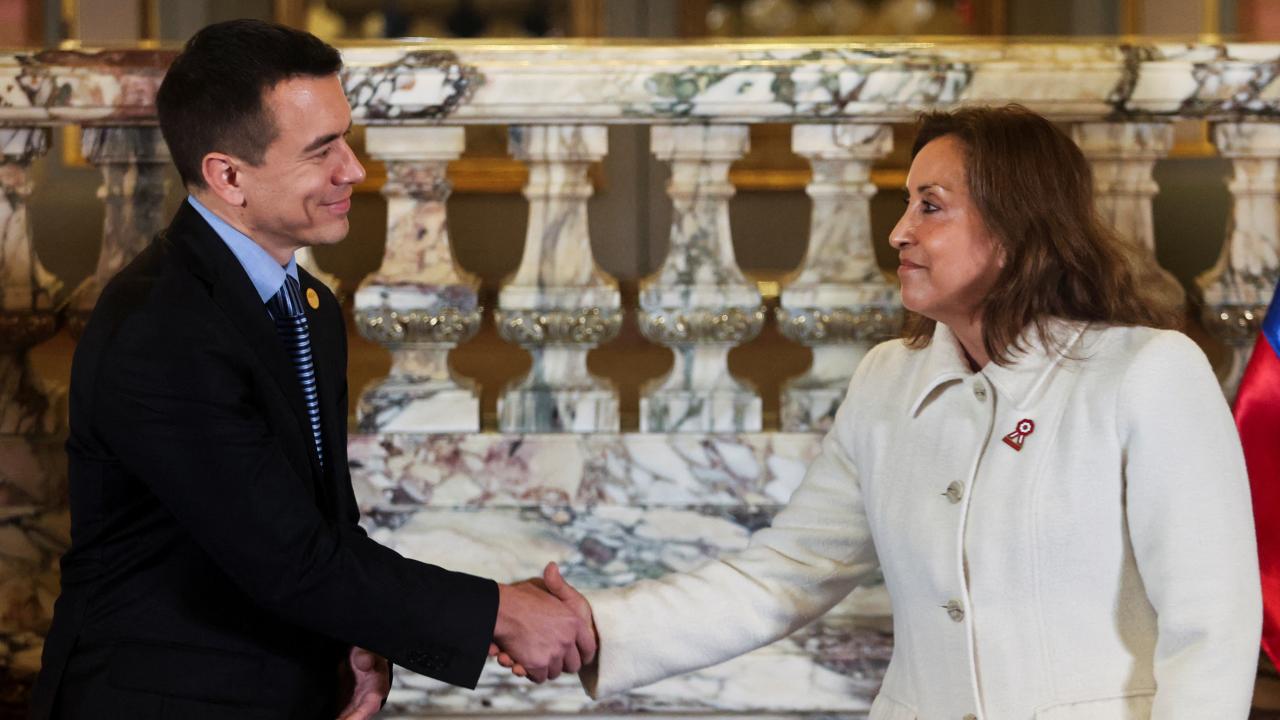 La presidenta de Perú, Dina Boluarte, y su contraparte ecuatoriano, Daniel Noboa, se saludan poco antes de una conferencia de prensa conjunta en medio de una visita oficial del mandatario a Lima. Perú. Julio 4, 2024. REUTERS/Sebastian Castañeda