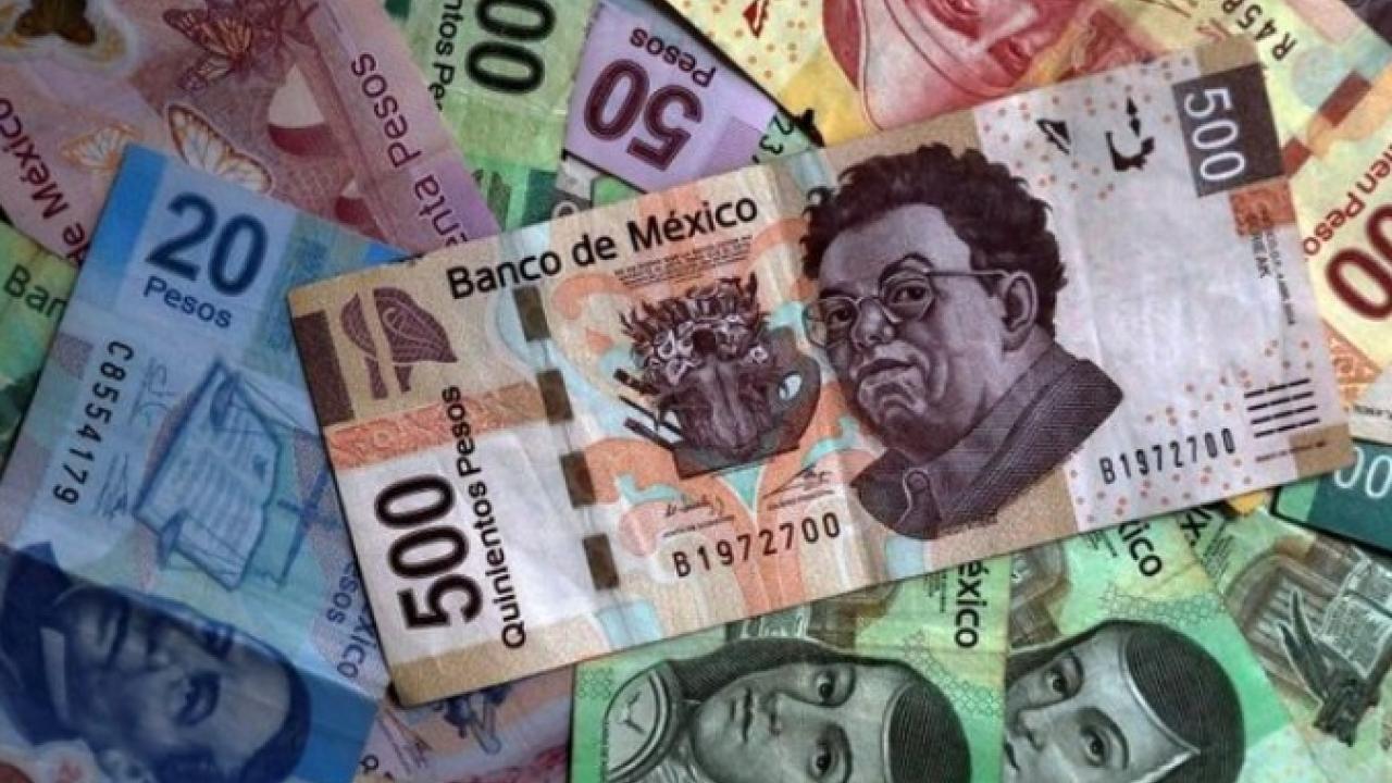 Reuters crédito foto con billetes mexicanos